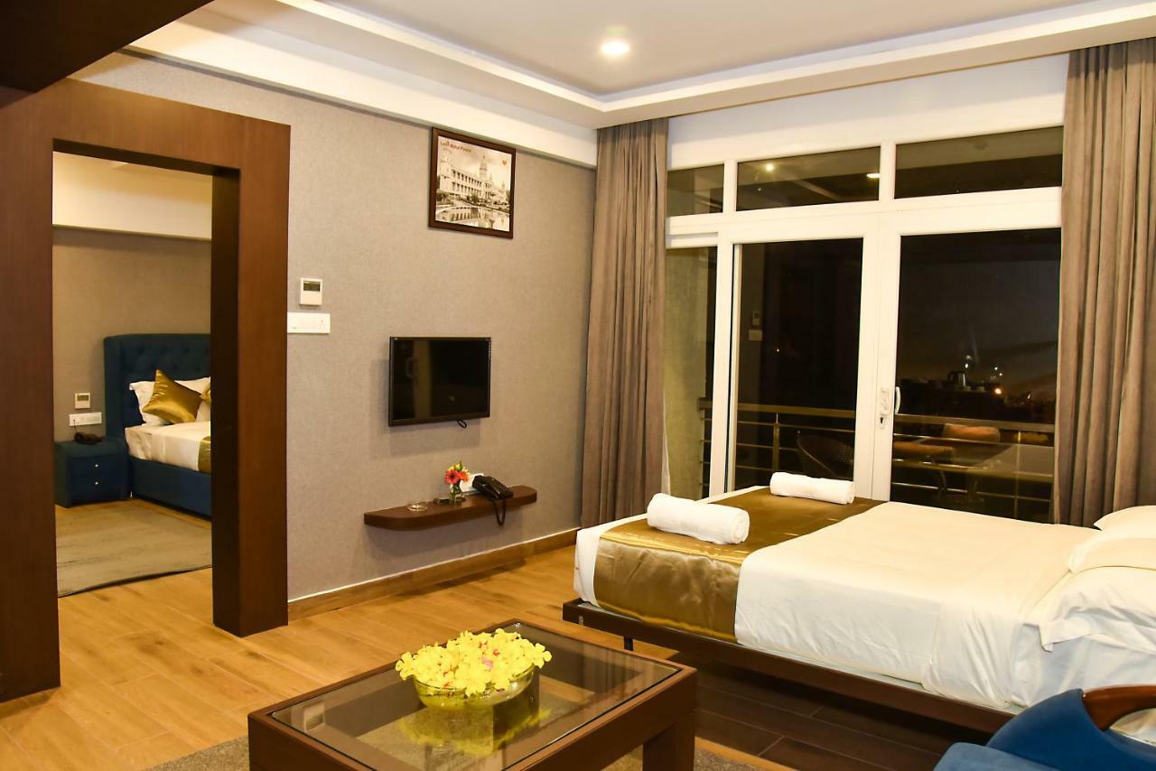Silver Oak Hotel Mysore Exteriör bild